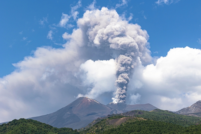 Etna toliau spjaudosi pelenais, paveikta tūkstančiai turistų