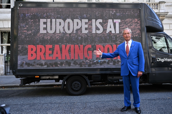 „Reform UK“ žada pasitelkti karinį jūrų laivyną imigrantų laiveliams stabdyti