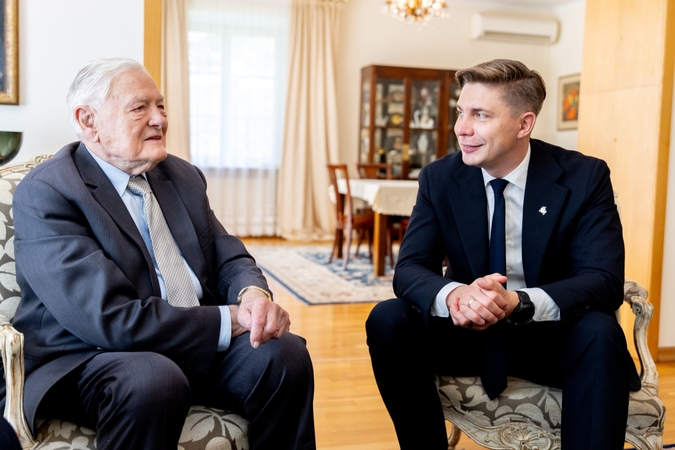 Premjeras: Adamkus pritarė idėjai surengti jo 100-mečio fotografijų parodą