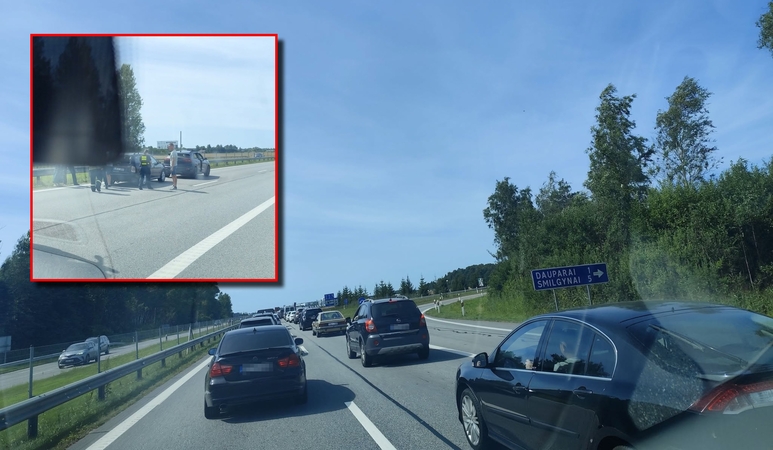 Į Klaipėdą plūstantys vairuotojai strigo spūstyse – eismą apsunkino ir avarija