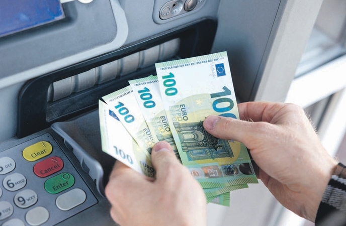 Infrastruktūra: bankomato veikimui reikia ne tik jame esančių grynųjų pinigų – jam taip pat būtinas elektros tiekimas, ryšys su banku, veikianti sąskaitos ir kortelės autorizavimo sistema, grynųjų pinigų papildymo logistika ir fizinė apsauga.