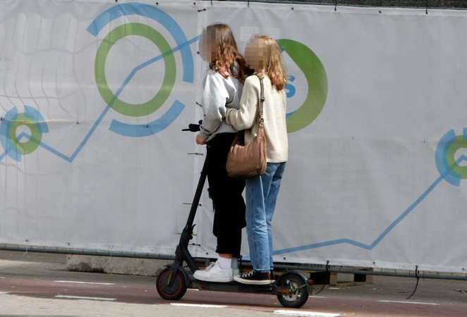 Taisyklės: klaipėdiečiai ragina nepamiršti, kad judant tarp pėsčiųjų elektrine mikrojudumo priemone privaloma pasirinkti saugų greitį ir netrukdyti pėstiesiems.