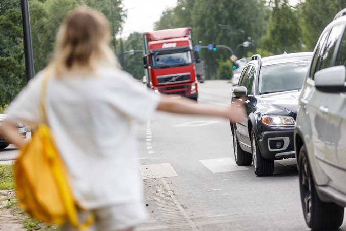 Pavojinga: pastebima, kad kai kurie vaikai neatsargiai elgiasi prie miesto gatvių – landžioja po automobiliais ir nesidairydami bėgioja perėjomis.