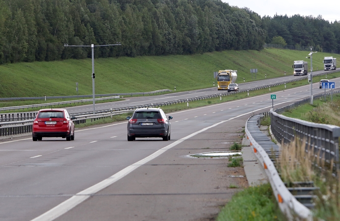 Pagaliau: važiuojantieji magistrale per Minijos tiltą dešimtmečiais kentė automobilio važiuoklės daužymąsi – kelininkai nusprendė remontuoti ruožą Vilniaus kryptimi.