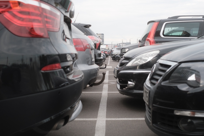 Problema: gyventojai vis dažniau dalijasi istorijomis apie daugiabučių kiemuose apgadintus automobilius.