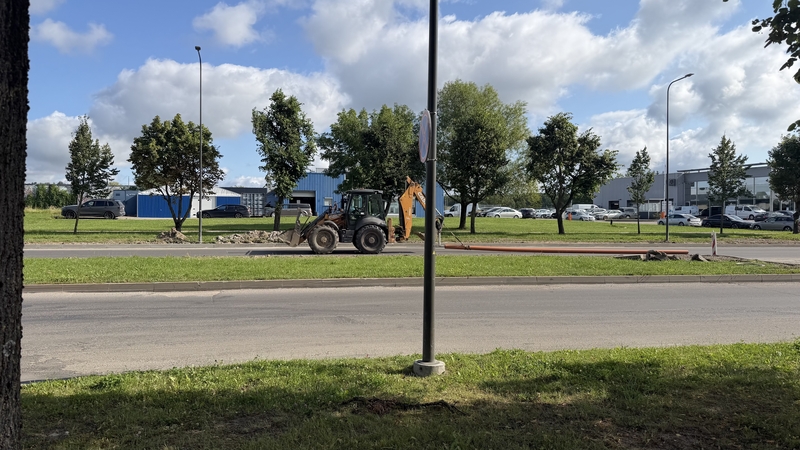 Neatsakinga: kelininkas prikabino ilgą vamzdį prie traktoriaus ir jį vilko Šiaurės prospektu.