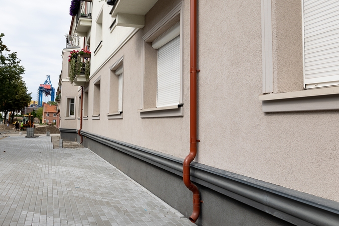 Situacija: gyventojai įtaria, kad po šaligatvio remonto ties renovuotu daugiabučiu Naikupės g. 9 neliko ventiliacinės drenažinės sistemos, skirtos statinio pamatų apsaugai nuo drėgmės.