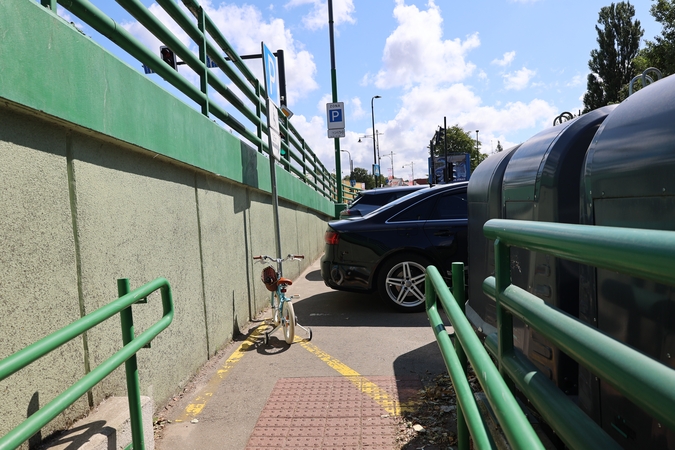 Sprendimas: jeigu automobilių stovėjimo vietų ženklinimo linijos būtų nubrėžtos kitaip, problemos praeiti esą nekiltų.