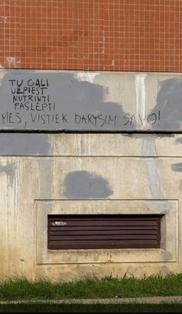 Neįprasta: ant daugiabučio fasado kažkas paliko akiplėšišką užrašą.