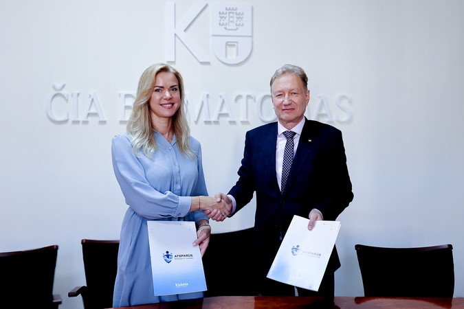 Partnerystė: prie iniciatyvos „ATSPARŪS. Miestas ir uostas“ prisijungė Klaipėdos universitetas – bendradarbiavimo sutartį pasirašė dienraščio „Klaipėda“ direktorė L. Čekanavičė ir universiteto rektorius A. Razbadauskas.