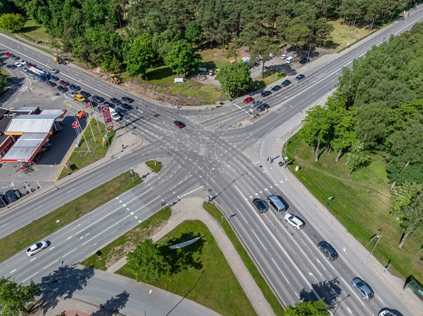 Eiga: esant palankioms oro sąlygoms, galutinis asfalto sluoksnis nuovažoje bus įrengtas per šią savaitę.