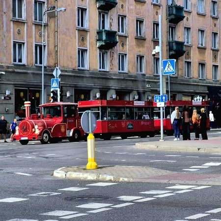 Įpareigojimai: paslaugos teikėjai turi užtikrinti tvarkingą ir reprezentatyvią transporto priemonės ir jos vairuotojo išvaizdą, viešosios tvarkos laikymąsi, nekeliant konfliktinių situacijų tarpusavyje dėl konkurencijos.