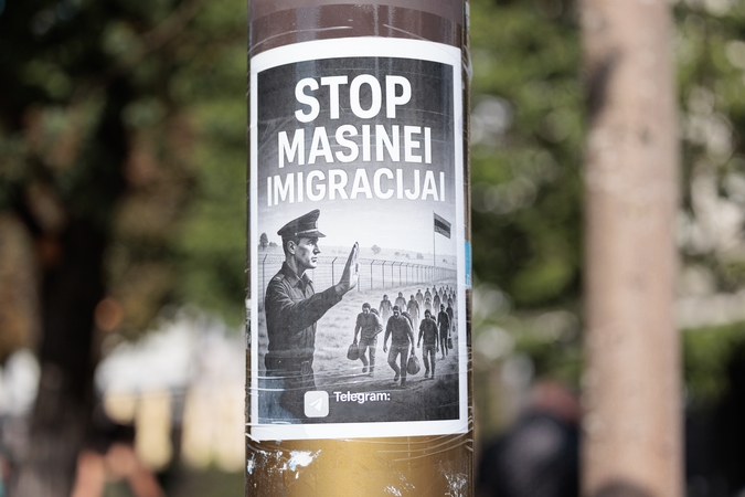 Simbolika: plakate migrantai vaizduojami kaip koncentracijos stovyklos kaliniai.