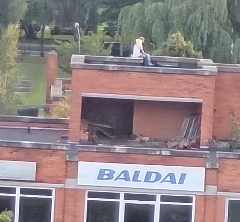 Nesaugu: toks vaizdas ant pastato stogo papiktino klaipėdiečius.