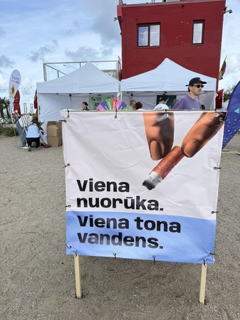 Tarša: cigaretės nuorūka – maža šiukšlė, tačiau patekusi į smėlį ar vandenį gali padaryti didelę žalą gamtai.