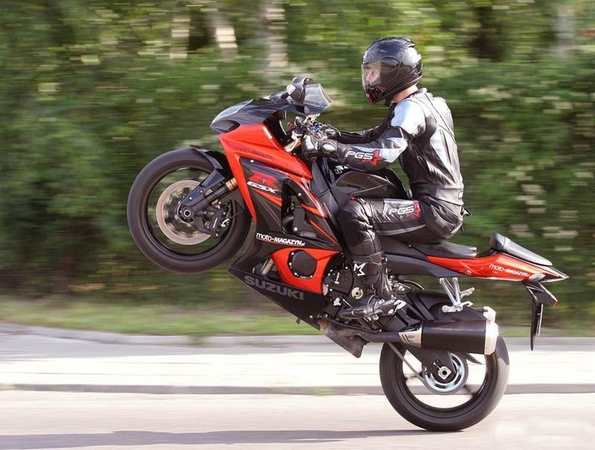 Kvailystė: važiuoti vienu motociklo ratu – dažno kelių chuligano puikavimosi įprotis.
