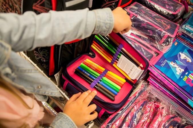 Neskubėkite: viską įsigijus iš anksto gali paaiškėti, kad pasirinktas netinkamas sąsiuvinių formatas, nupirktos netinkamos priemonės. Aiškus sąrašas padės sutaupyti ne tik pinigų, bet ir laiko parduotuvėje.