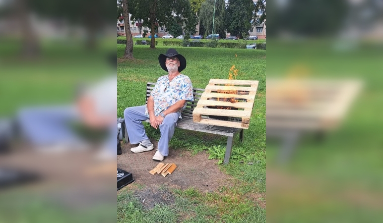 Teksasas: pilietis, esą įkvėptas amerikietiškų tradicijų, sumanė išsikepti mėsos, ugnį užkūręs ant suoliuko.