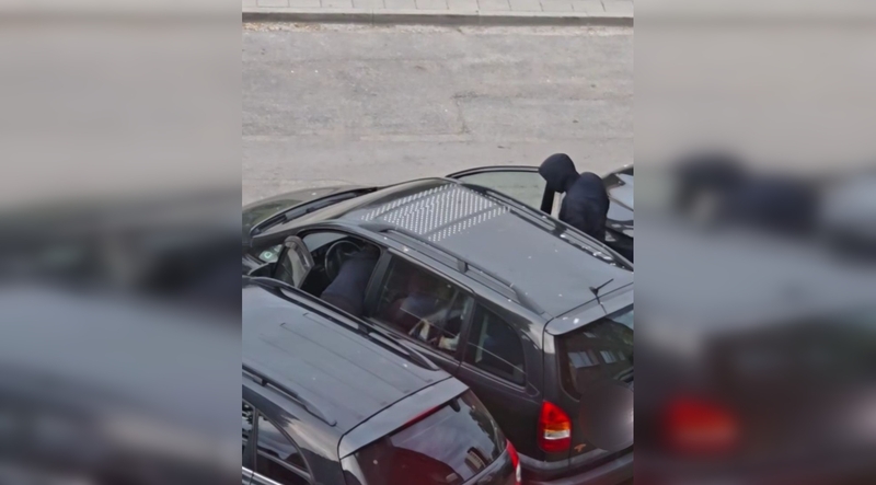 Įtartina: klaipėdietė užfiksavo du vyrus, kurie rausėsi svetimame automobilyje.
