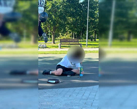 Nerimas: vaikų žaidimų aikštelėje užfiksuotas pavojingas paauglių elgesys – demonstravo peilį ir niokojo aikštelės dangą.