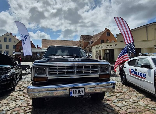 Teatro aikštėje – amerikietiškų automobilių ir motociklų šventė