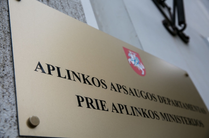 Buvusi AAD vadovė sutuoktinio įmonę tikrinusiam pavaldiniui skyrė priedą prie atlyginimo 