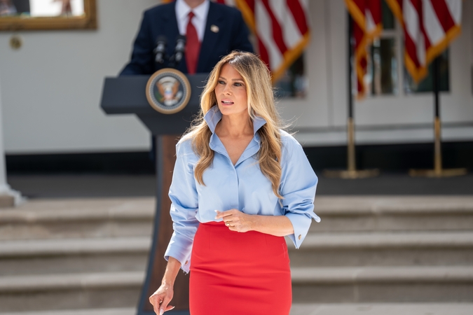 Mėnesį viešumoje nesirodžiusi Melania Trump: „Girdėjau, manęs pasiilgote“