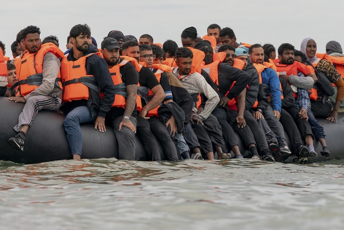 Migrantai puolė jė valtį sustabdyti mėginusius prancūzų policininkus