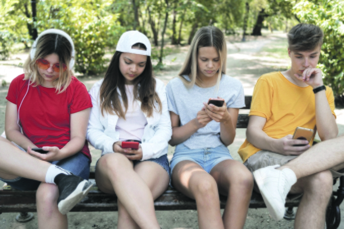 Žala: ekspertai perspėja apie vis didėjančią priklausomybę nuo socialinių tinklų. Kas ketvirtas vaikas turi skaitmeninę priklausomybę, kas penktas – rimtų raidos ir elgesio sutrikimų, kas septintas – psichikos sutrikimų ir jau geria vaistus.