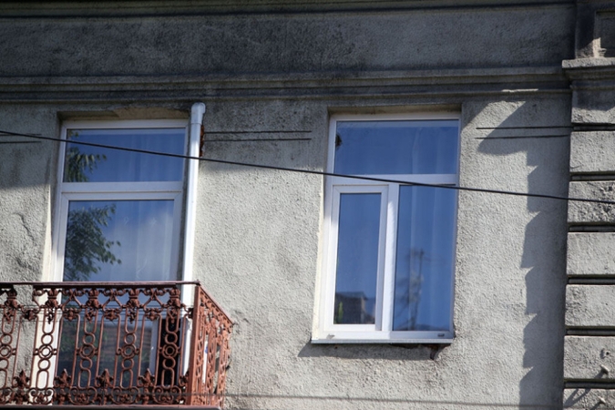 Panevėžyje neblaivus vyras įtariamas kitą asmenį išstūmęs pro langą