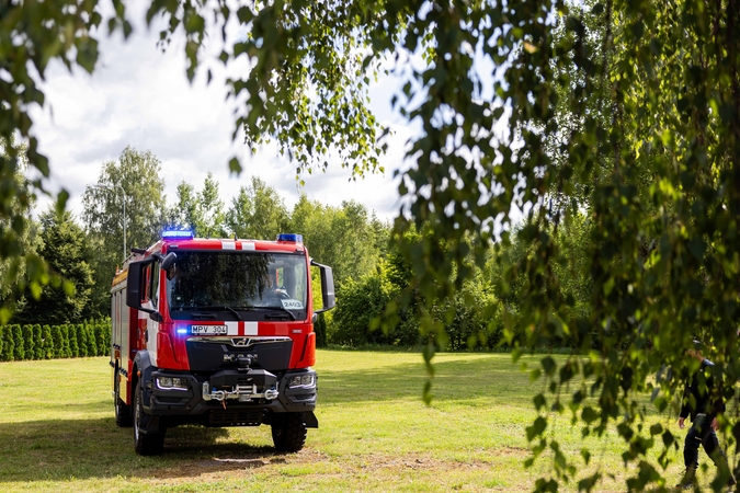 Rietavo savivaldybėje liepsnos pasiglemžė medinį garažą: įtariamas padegimas