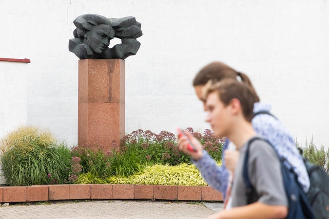 Kliūtis: politikų blaškymasis vertinant Lietuvos praeitį trikdo ir is torijos mokymą bei mokymąsi. „Taip mes nekuriame jokios praeities įvertinimo kultūros“, — akcentuoja G. Mackevičius.