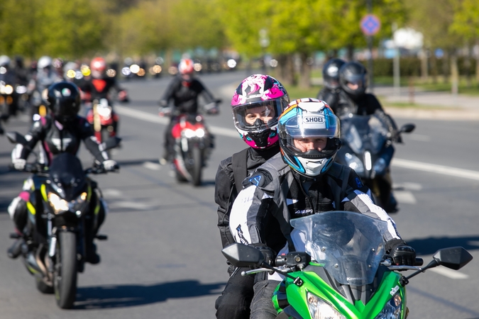 Naktiniams pasivažinėjimams motociklais artėja galas?