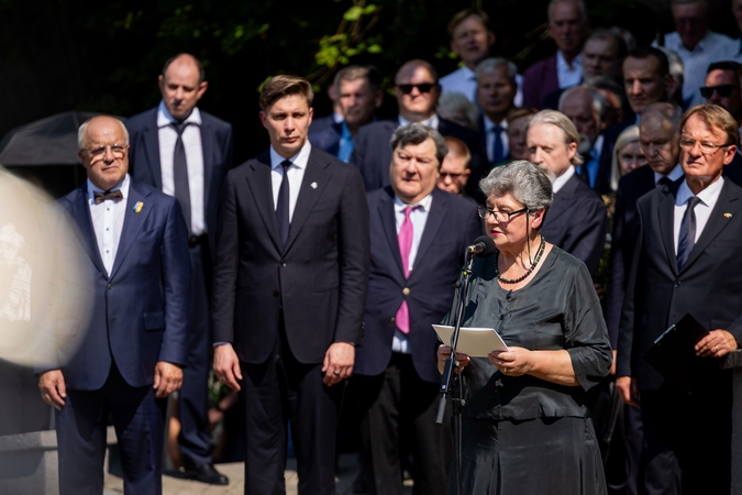 Per Prunskienės laidotuves šalia vadovų užfiksuota SSRS ir Kremliaus režimą šlovinusi moteris