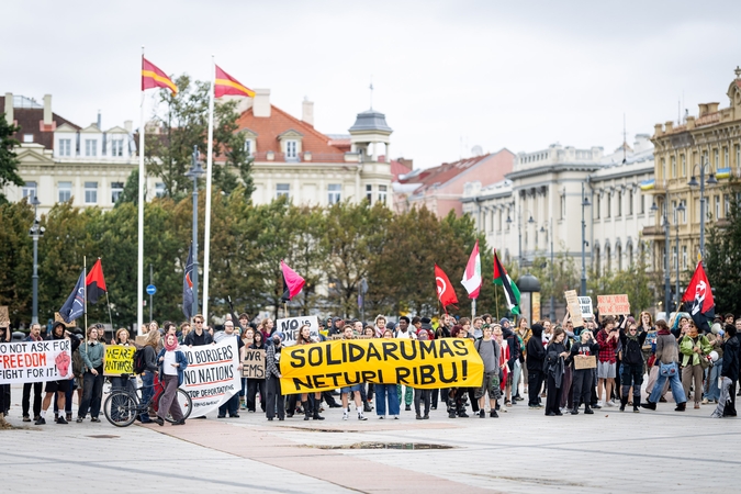 „Nei vienas nėra nelegalus“: surengtos eitynės prieš rasizmą ir neapykantą migrantams