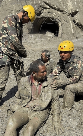 Nepalo gelbėtojai bando iš tunelio ištraukti 100 jame įstrigusių darbininkų