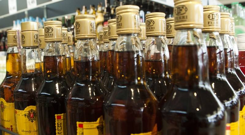Pagrasinus peiliu Vilniuje iš parduotuvės pagrobti alkoholiniai ir energiniai gėrimai