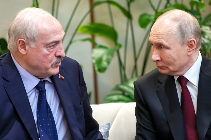 Nebėra kur bėgti: Putinas veržia kilpą ant Lukašenkos kaklo