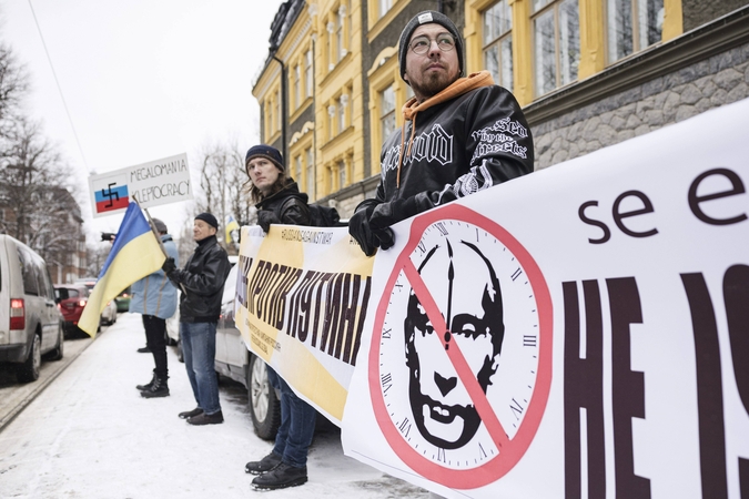 Rusija reikalauja Suomijos uždrausti protestus prie jos ambasados Helsinkyje