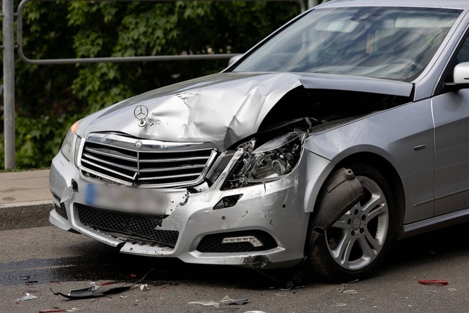 Judriame Kauno prospekte – „Mercedes-Benz“ smūgis į kitą „Mercedes-Benz“