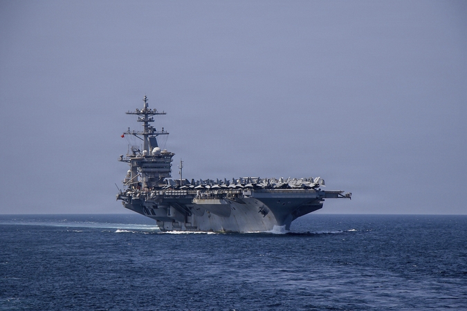 Po pranešimų apie problemas „USS Abraham Lincoln“ į Artimuosius Rytus atplaukė kitas JAV lėktuvnešis