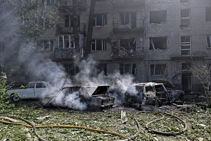 Rusai smogė Sumams valdomomis aviacinėmis bombomis: žuvo žmogus, apgadinta, sunaikinta 20 pastatų
