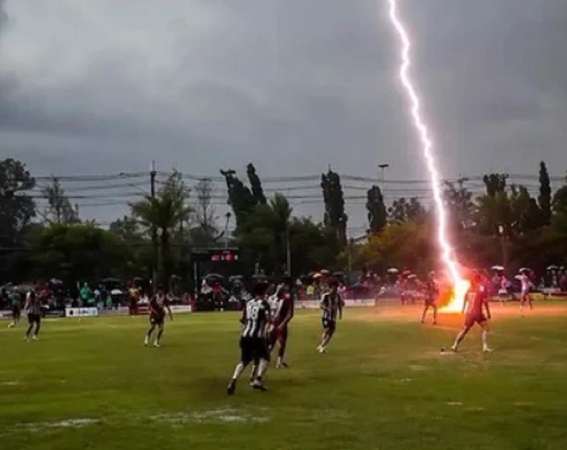 Nuo žaibo smūgio stadione žuvo futbolininkas