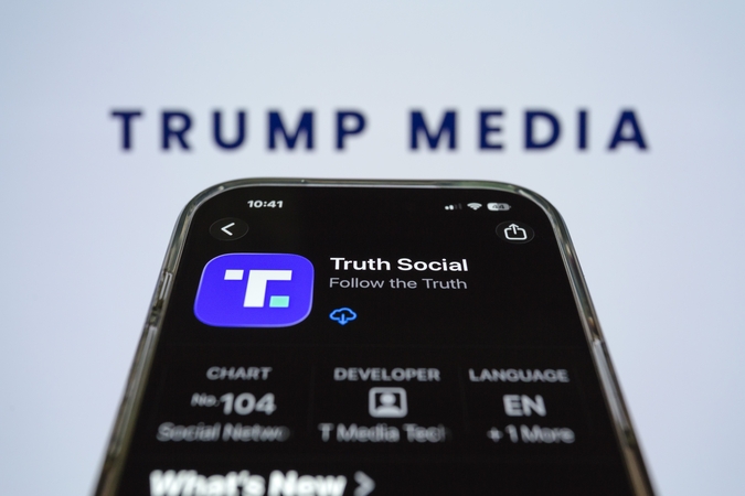 Trumpo sprendimas parduoti prieigą prie įrašų platformoje „Truth Social“ kelia nuostabą
