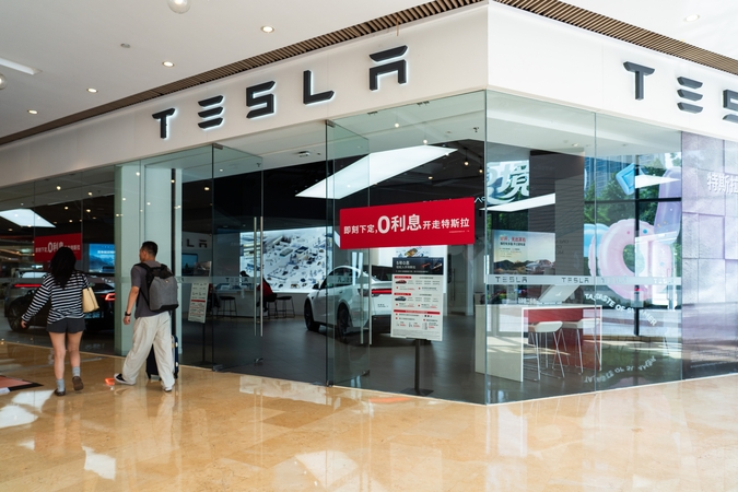 Kinijoje atšaukiami milijonai „Tesla“ automobilių