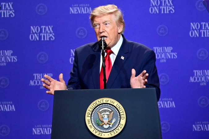 Trumpas niršo dėl žiniasklaidos pranešimų apie išsekusias JAV ginkluotės atsargas