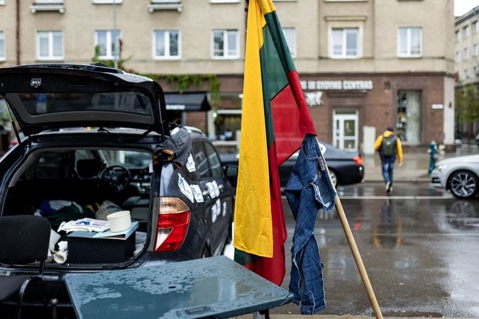 Pavežėjai skundžiasi: paskutinės kelnės yra maunamos