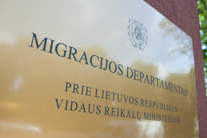 Nuo policijos komisariato pastato pavogtas Migracijos departamento ženklas