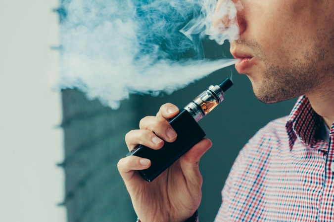 Vienkartinių elektroninių cigarečių draudimas Seime vėl įstrigo