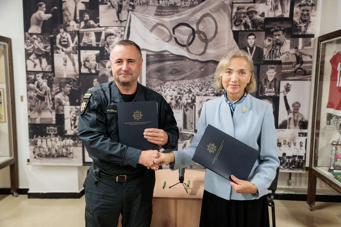 Įsipareigojo: susitarimą pasirašė PAGD direktorius R. Požėla ir Lietuvos sporto muziejaus direktorės pareigas laikinai einanti I. Petrokienė.